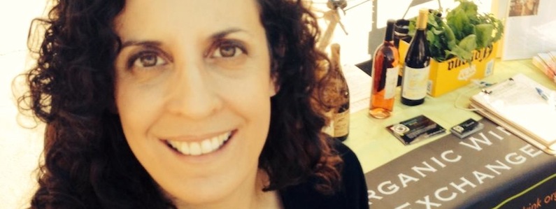 Annie Arnold at the Farmer's Market 800x300